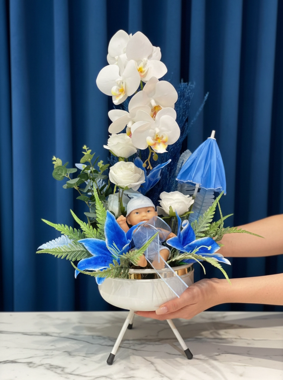 Lüks Erkek Bebek Çiçek Aranjmanı – Orkide & Gül