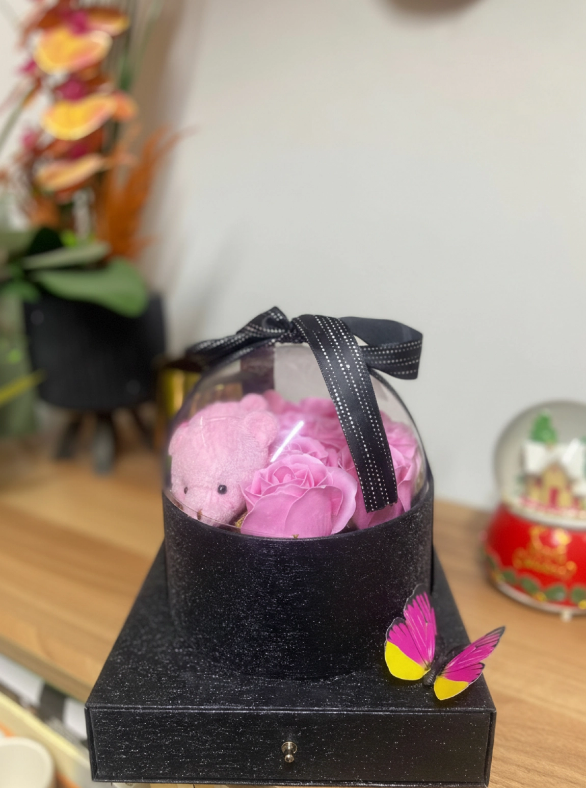 Pembe Yapay Güller Ve Ayicik Kutusu -Kelebek Detayli