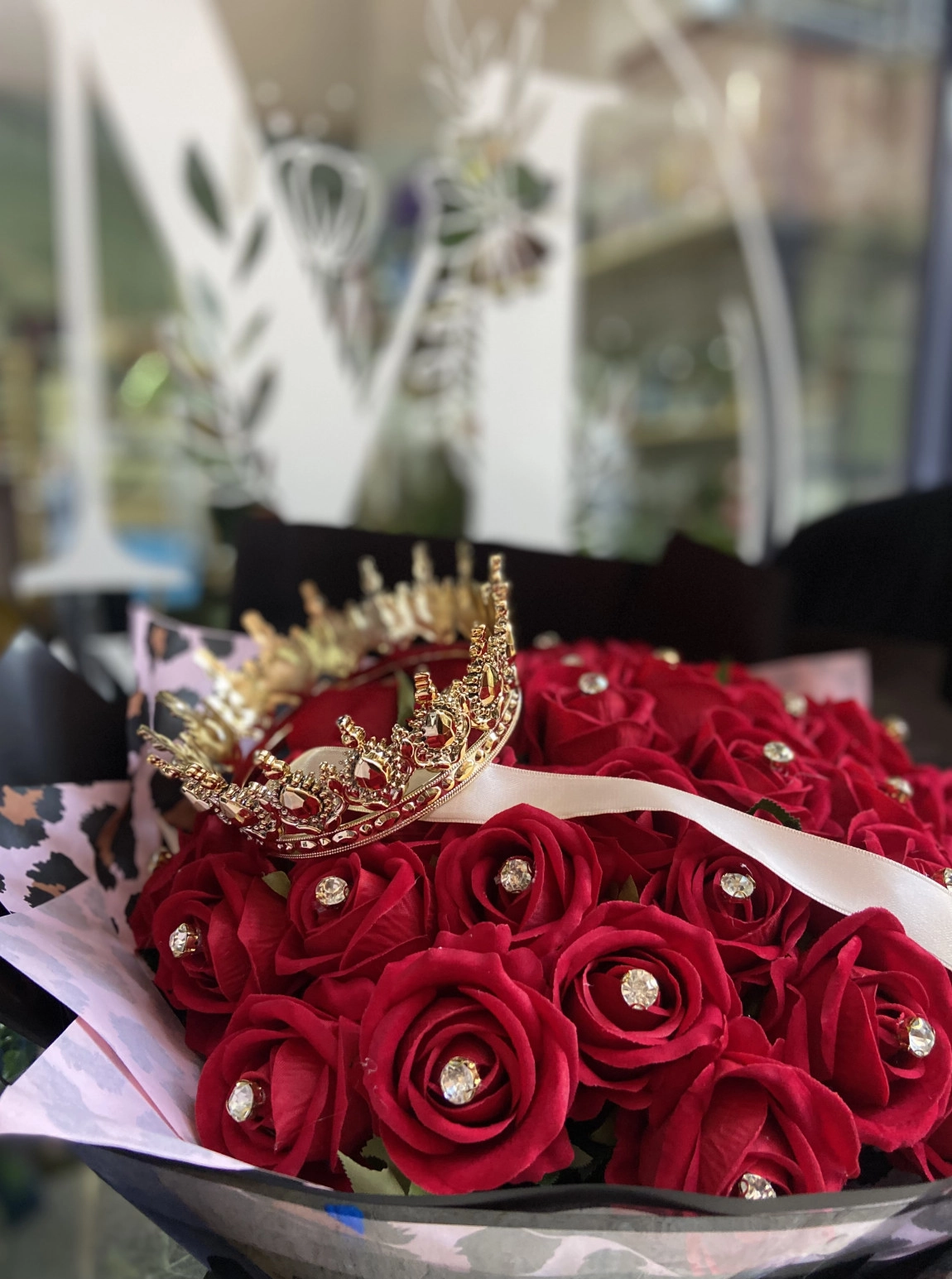 Queen Buketi – Taçlı Kırmızı Gül Buketi
