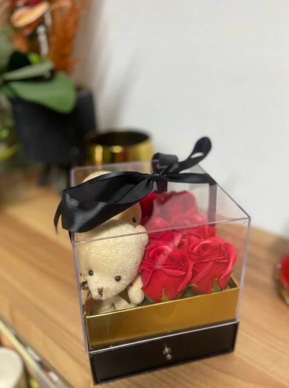 Kutuda Kirmizi Gül Ve Ayicik