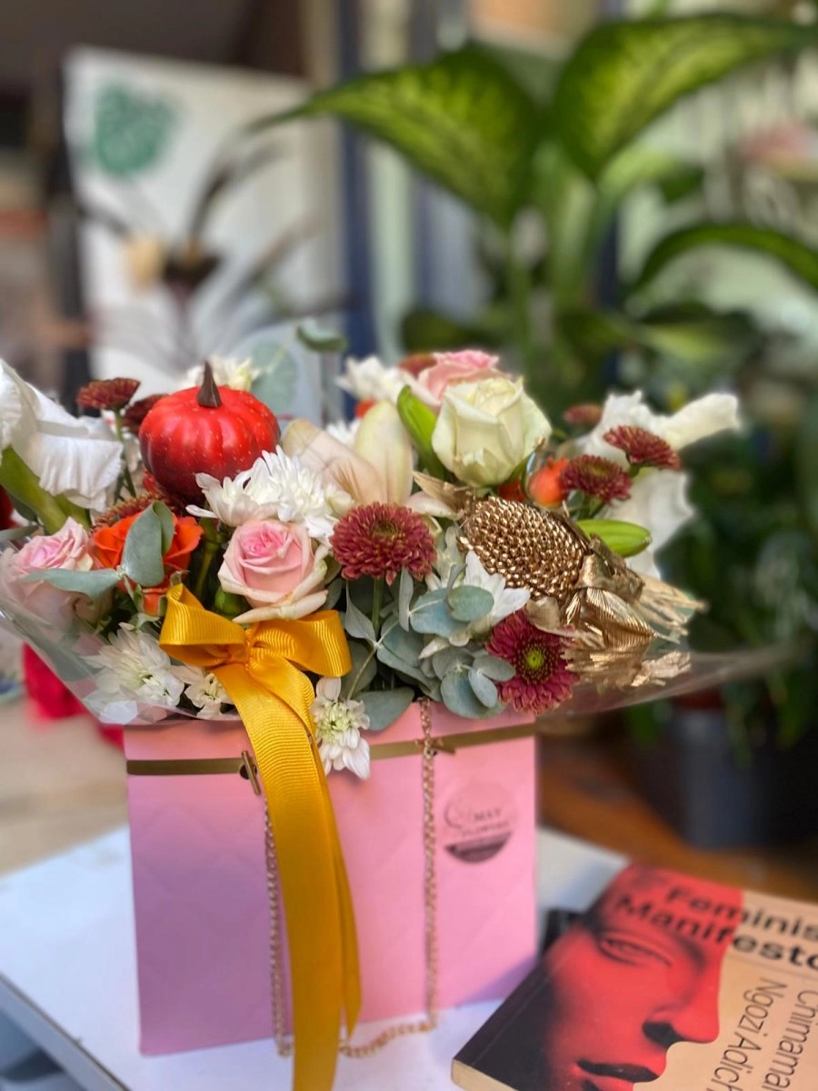 Kutuda Özel Tasarımlı Çiçekler