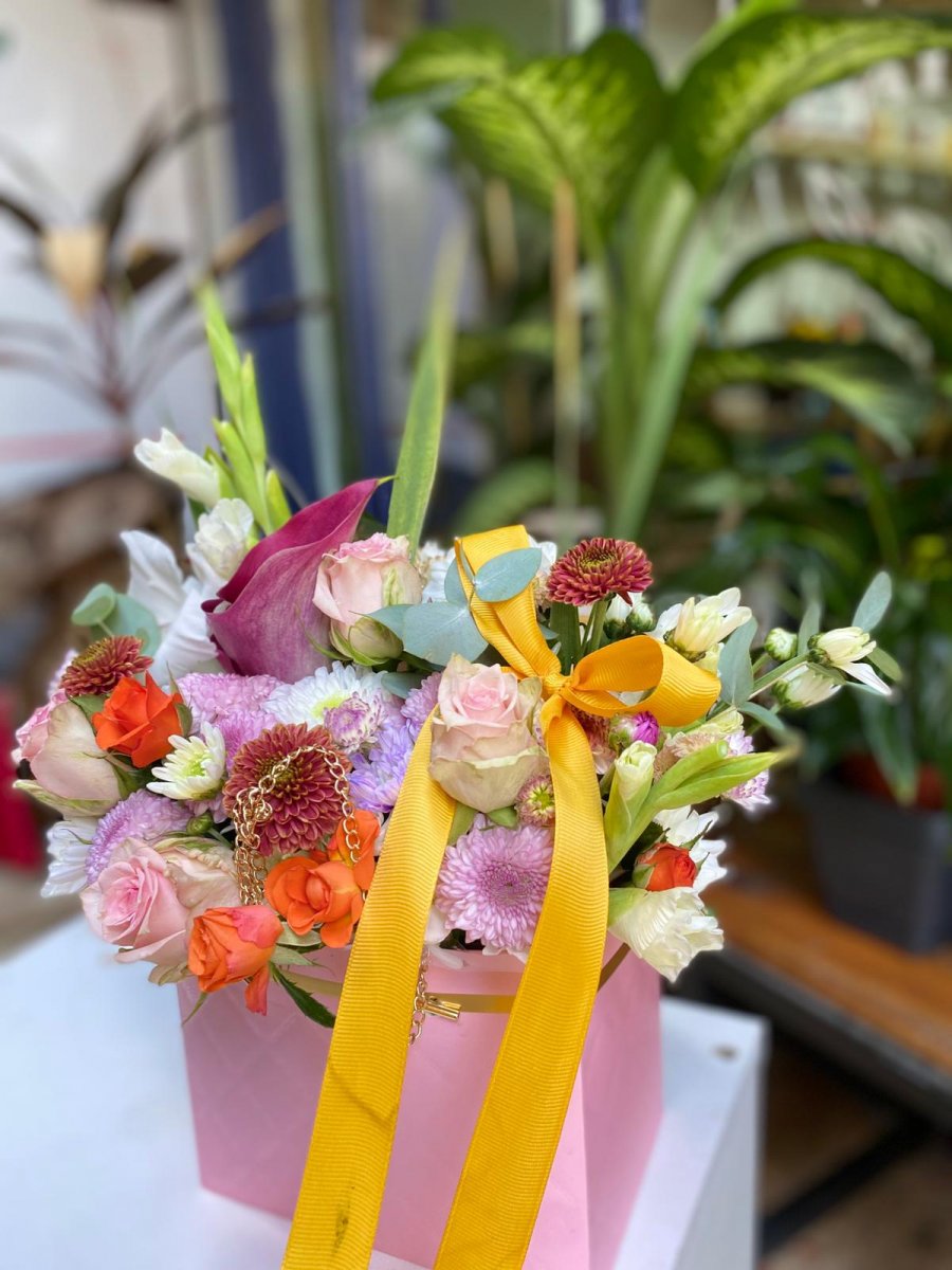 Zincirli Kutuda Çiçekler